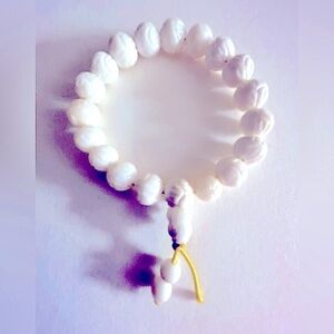 Bracelet Tridacna Shell Carved, etched, white stretch. Small, 6-7” wrist